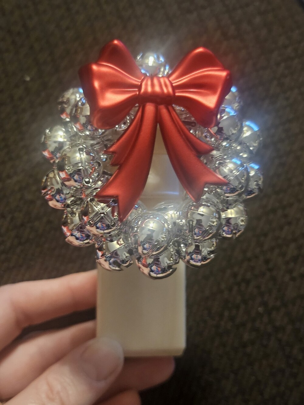 BATH & BODY WORKS Wallflower Silver‎ Wreath w/ Red Bow Plug-in